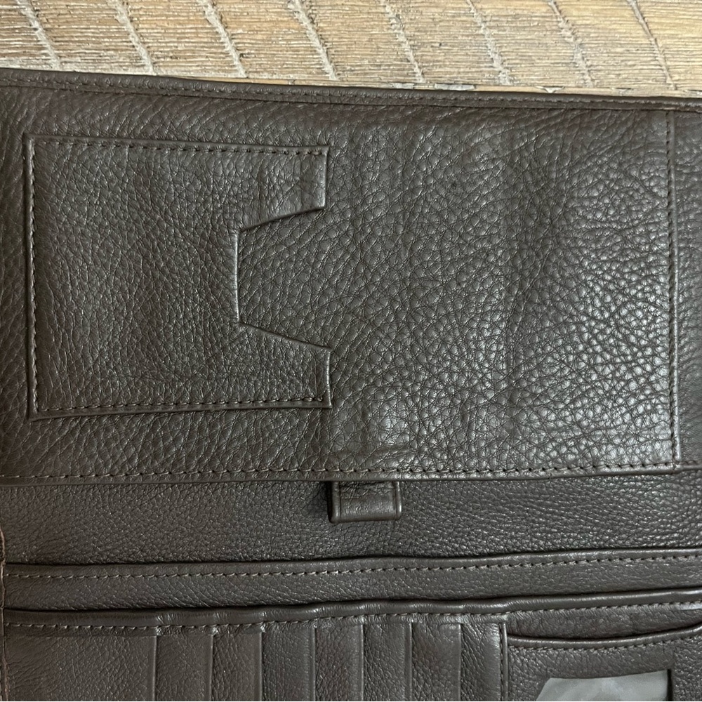 Danilo’s Luxury Pebbled Leather Wallet. Gorgeous wallet to hold all valuables. - Picture 5 of 7